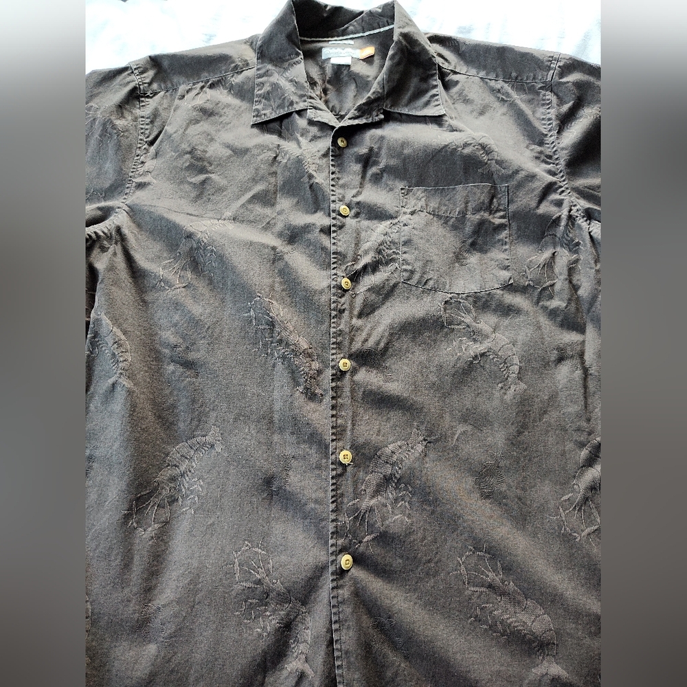 QUICKSILVER Men's Button Up Shirt. Size XL. Short Sleeves.